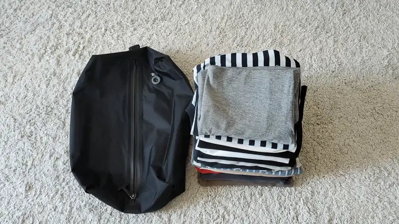 Vêtements placés dans un sac de compression noir ouvert