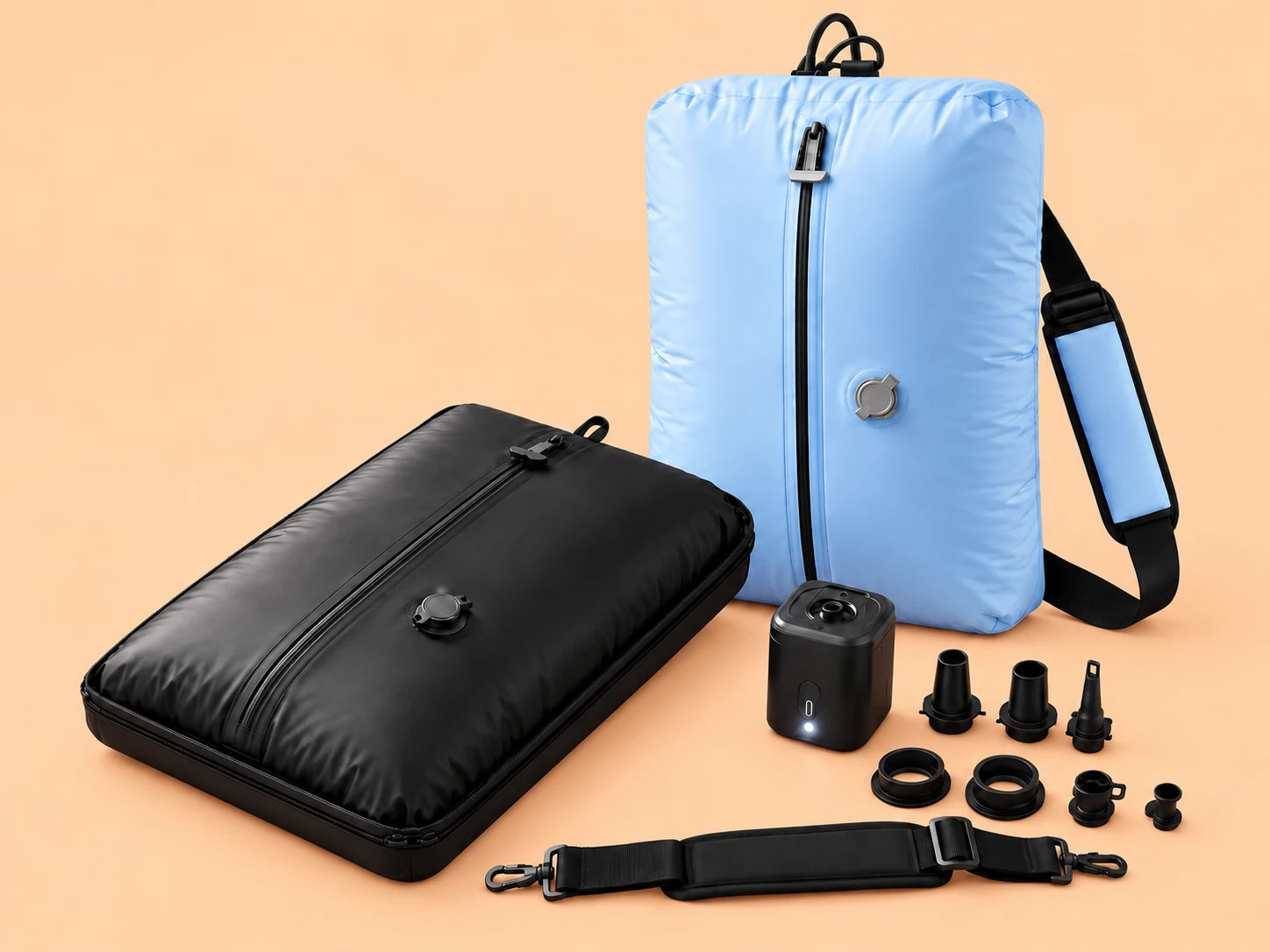 Sac AirFold bleu, sac noir compacté et pompe avec embouts
